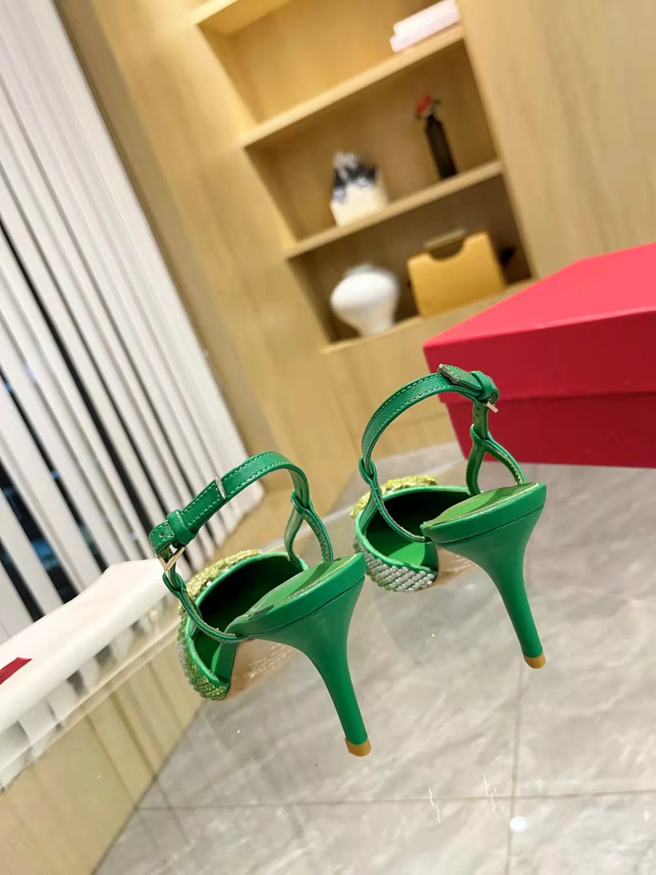 👟👟Ex-factory price 440👟👟 Genuine leather sole + 40 Kloesch diamond buckle Valentino.Valentino big v buckle single shoes ㊙️Latest series of counter genuine version with perfect details. Authentic products are made one to one. All details are consistent with genuine ones. The upper foot is very pedicure type. The key point is that it is very good and easy to control. It does not wear the feet and does not tire the feet. It is a walking artifact. The last shape is completely compared to the counter. The details are perfect. It is impossible to make such an exquisite product without the original version. Exclusive molded brass color. The highest version on the market. Fabric: imported sheepskin, lining and foot pads are all sheepskin. Color: 13 colors available. Sizes (34 to 42). Customized size 34 and 42. Non-returnable and non-exchangeable. Heel height: 7CM. Rubber sole. Genuine leather sole +40
